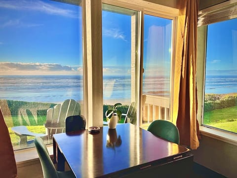Oceanfront 1st floor with Hot-tub, King bed & AC
