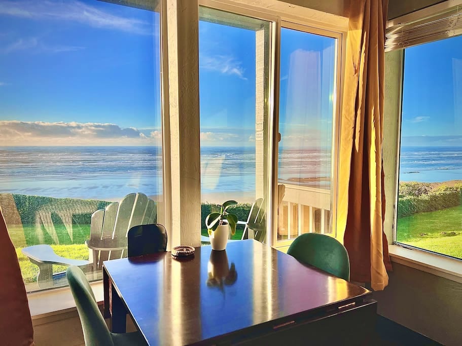 Oceanfront 1st floor with Hot-tub, King bed & AC - Newport