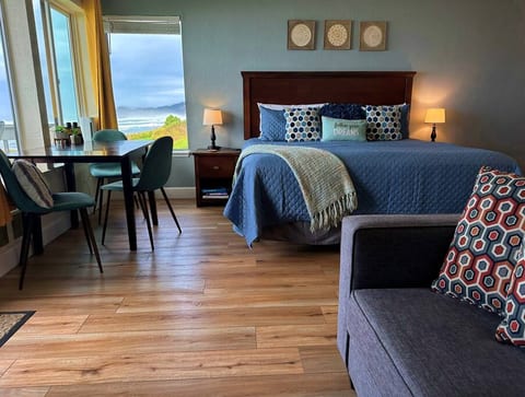 Oceanfront 1st floor with Hot-tub, King bed & AC