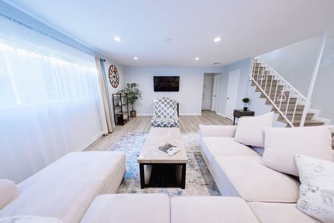 Newly Remodeled 2BR Townhome W Private Patio (p29)