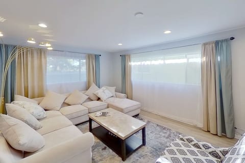 Newly Remodeled 2BR Townhome W Private Patio (p29)