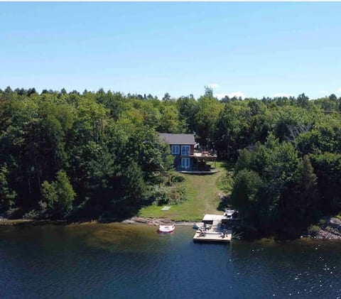 4-Season Lake Home sleeps 12 w/Sauna, HotTub&More!