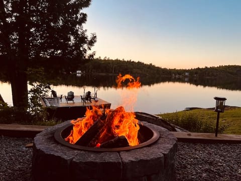 4-Season Lake Home sleeps 12 w/Sauna, HotTub&More!