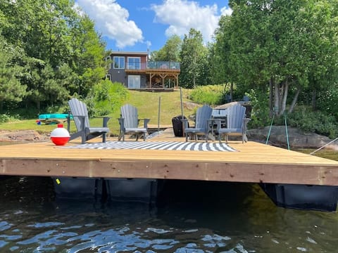 4-Season Lake Home sleeps 12 w/Sauna, HotTub&More!