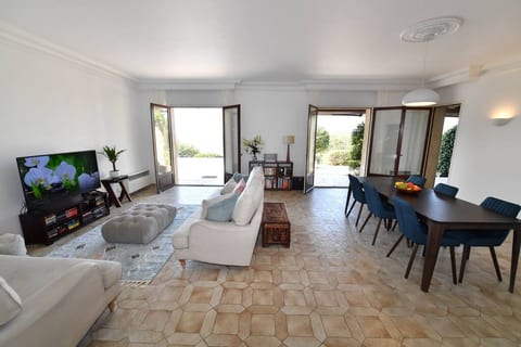 Luxury Villa. Panoranic Views.