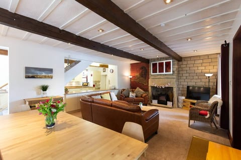 7 Bed House 3 Storey Sleeps 13 get-together house