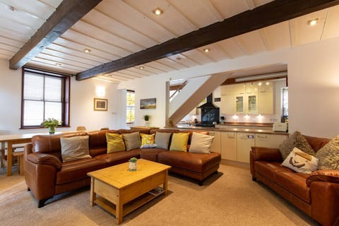7 Bed House 3 Storey Sleeps 13 get-together house