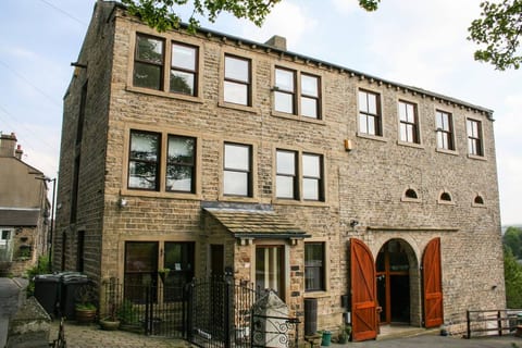 7 Bed House 3 Storey Sleeps 13 get-together house