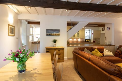 7 Bed House 3 Storey Sleeps 13 get-together house