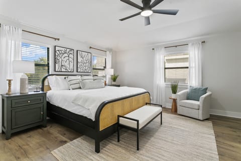 Apres Sea: 2 Blocks to Beach w/ Heated Pool & Putting Green