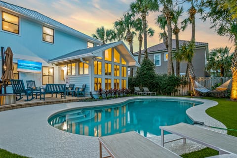Apres Sea: 2 Blocks to Beach w/ Heated Pool & Putting Green