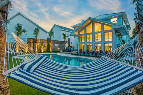 Apres Sea: 2 Blocks to Beach w/ Heated Pool & Putting Green