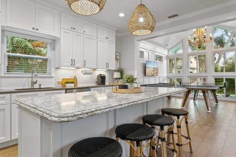 Apres Sea: 2 Blocks to Beach w/ Heated Pool & Putting Green