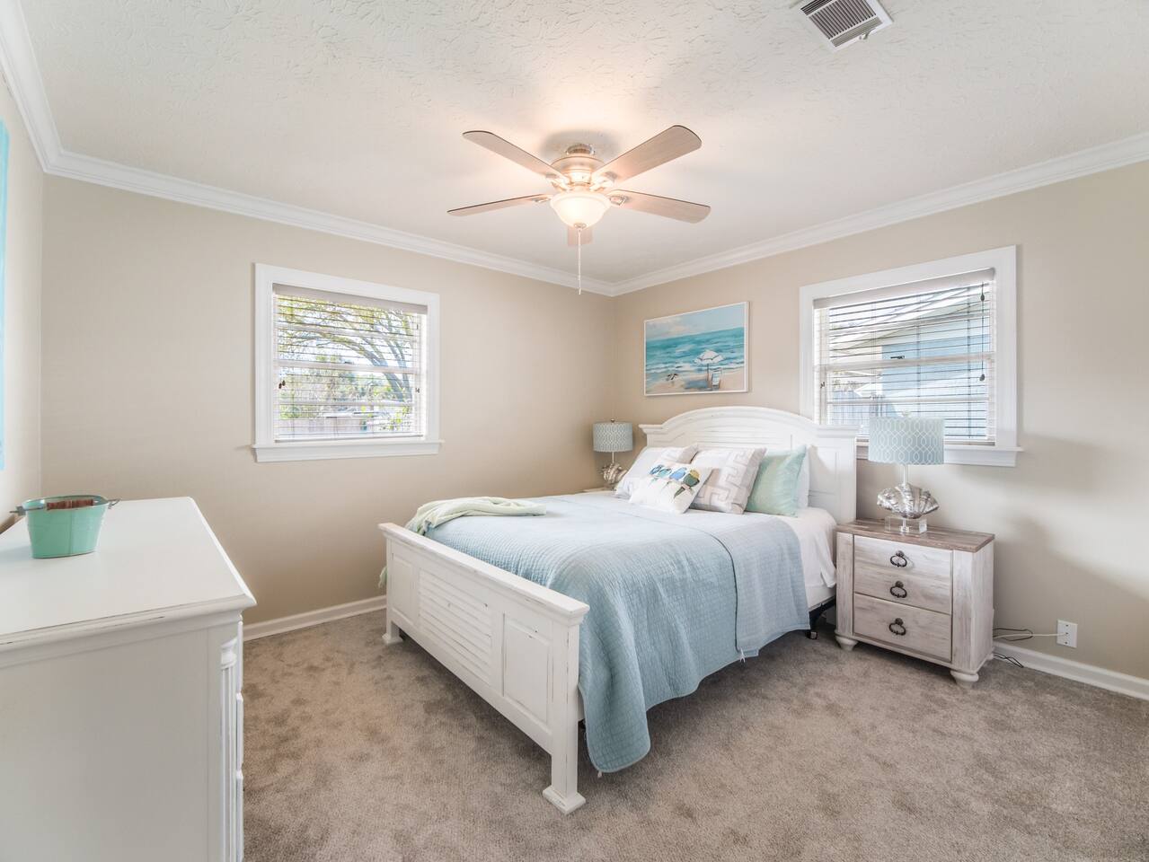 2nd guest bedroom with queen bed - Palm Grove: Endless summers! Cozy home, heated pool, near Mayo - Jacksonville Beach