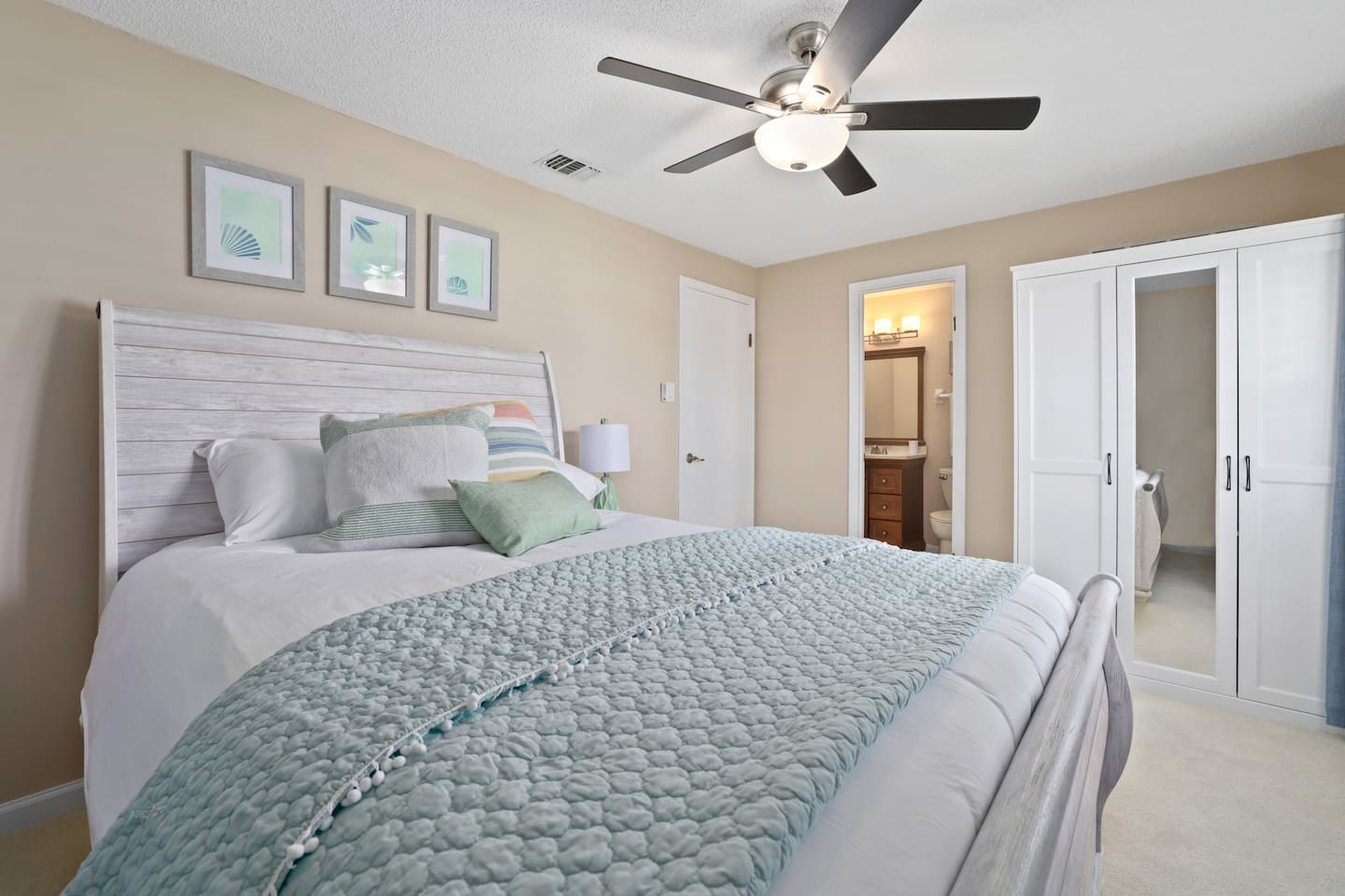 Primary Bedroom: queen bed and ensuite bathroom - Palms Bungalow: Heated pool, home 1mi from Mayo 3mi to beach - Jacksonville Beach