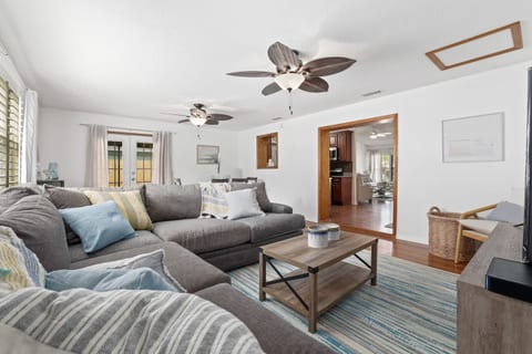 Living room access to screened patio, pool