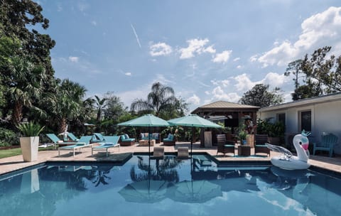 Isla's Beach Oasis: Private Pool Paradise