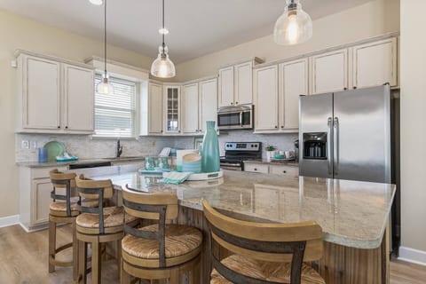 Custom eat-in kitchen