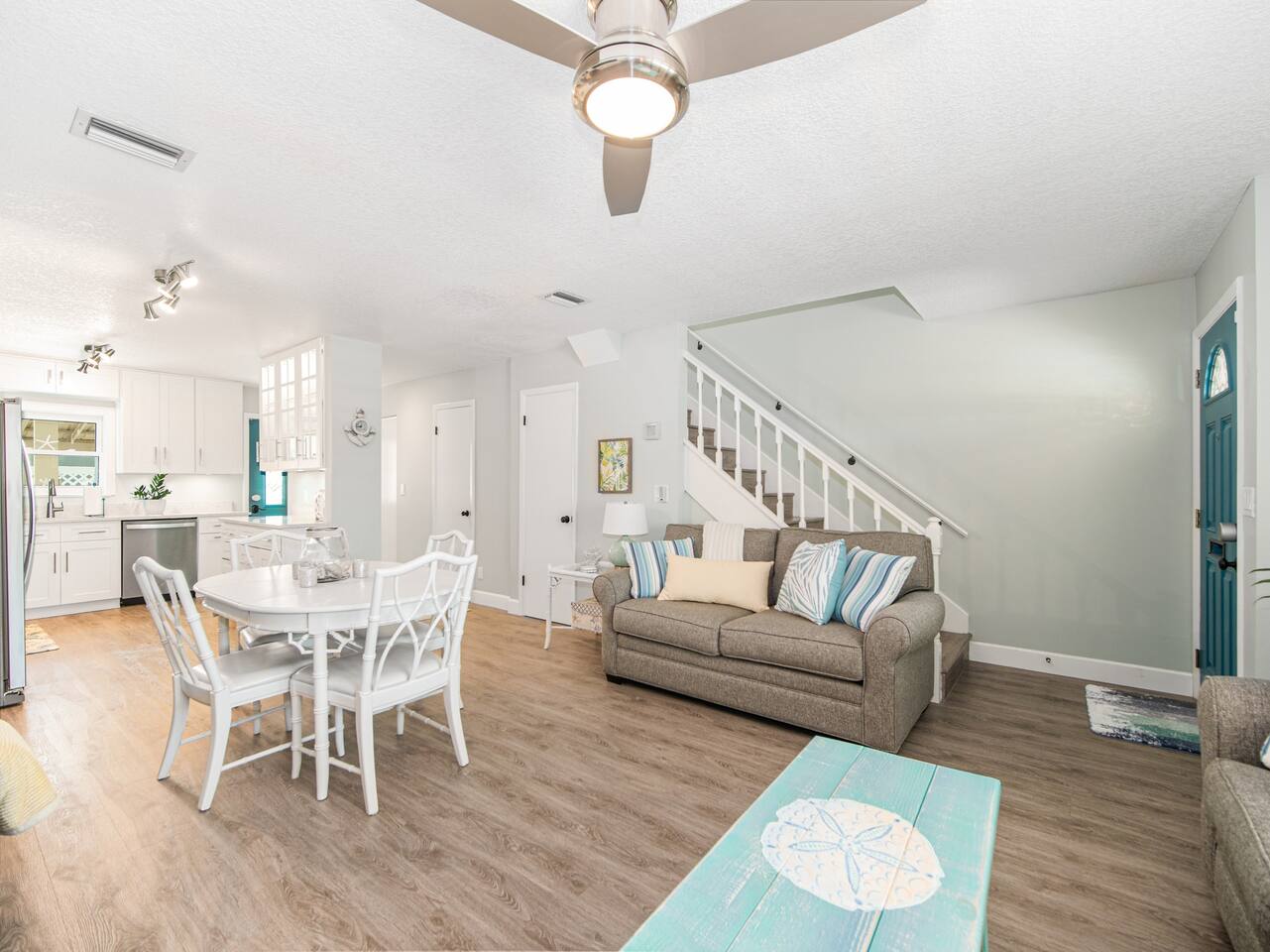 Open floor plan - Townhouse: Cute and comfy, 3 blocks to the beach - Jacksonville Beach