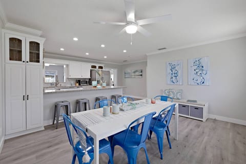 Dining with space for 6 + 4 bar stools