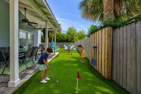 Putting green to practice your short game between swims