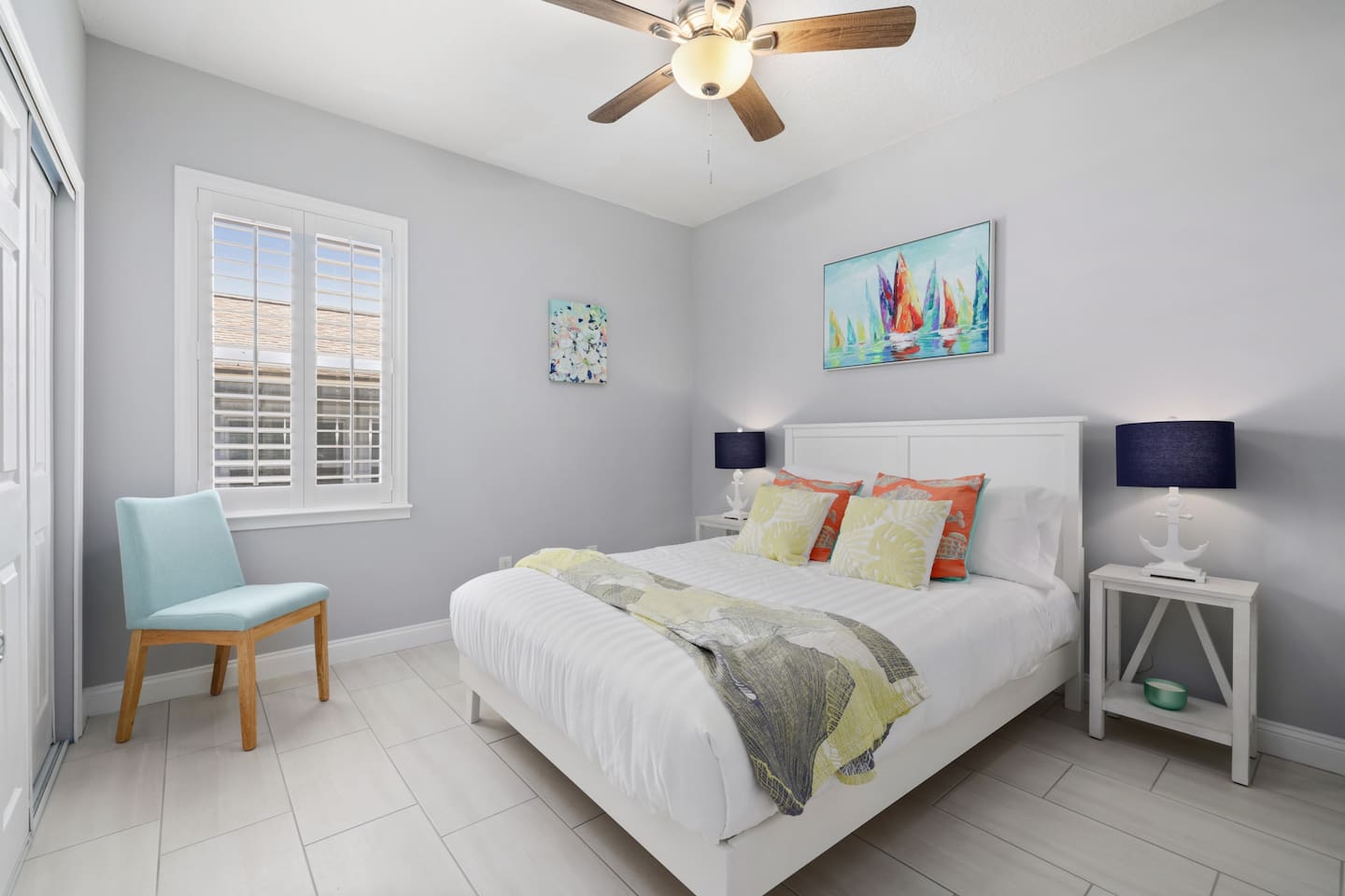 Guest Bedroom 1: queen bed and smart TV - Ocean Blue: Sprawling beach home only 4 blocks from the ocean! - Jacksonville Beach