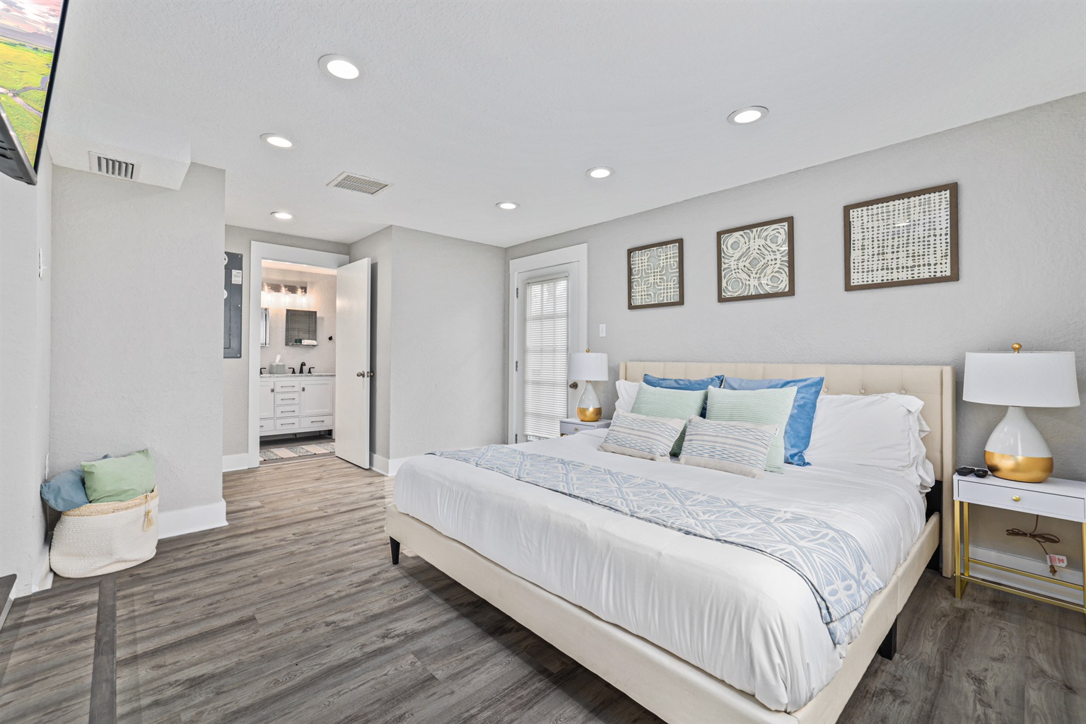 Primary bedroom with king sized bed and smart TV - Atlantic Breeze: Renovated, heated pool 6 blocks to beach! - Jacksonville Beach