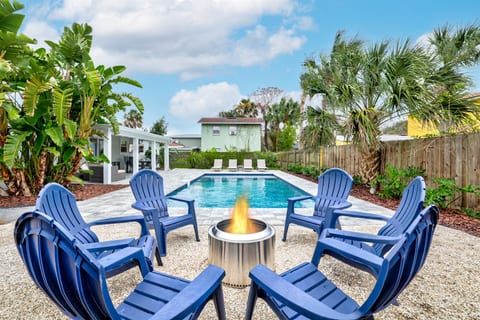 Atlantic Breeze: Heated Pool + Fire Pit + Games | Walk to Beach
