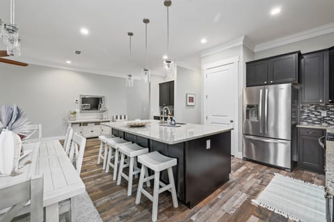 Dining seats 6; kitchen bar seats 4