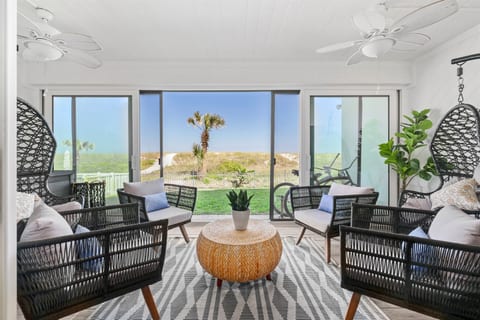 Ocean Villa 1: Intimate Oceanfront Condo