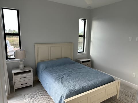 Queen Bedroom, access to lanai