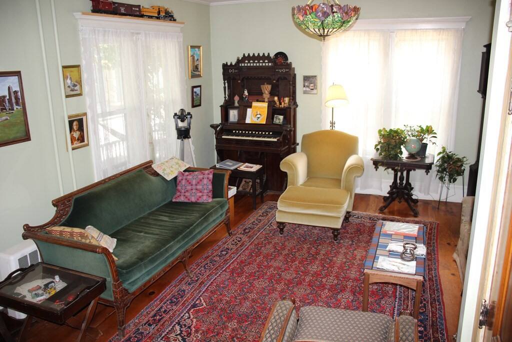 4-guests-2-bedrooms-full-queen-beds-rose-wisteria/