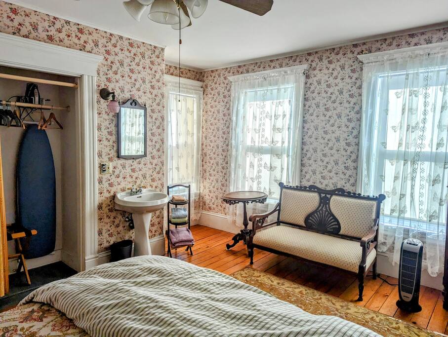 4-guests-2-bedrooms-full-queen-beds-rose-wisteria/