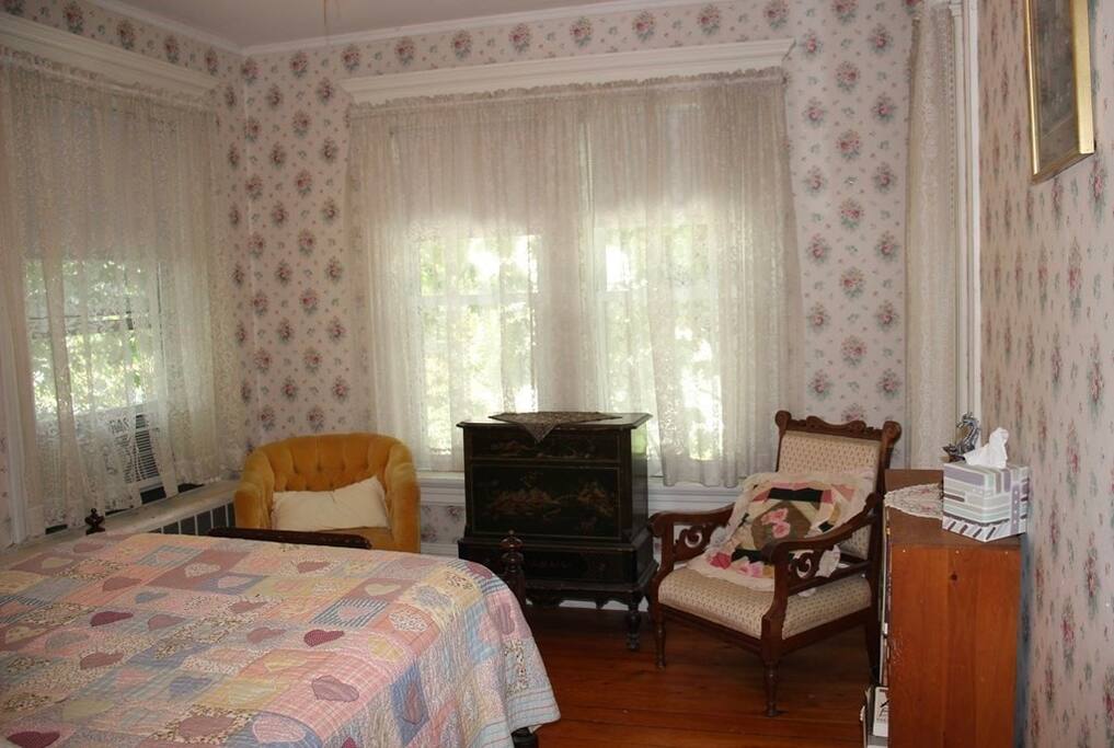 4-guests-2-bedrooms-full-queen-beds-rose-wisteria/