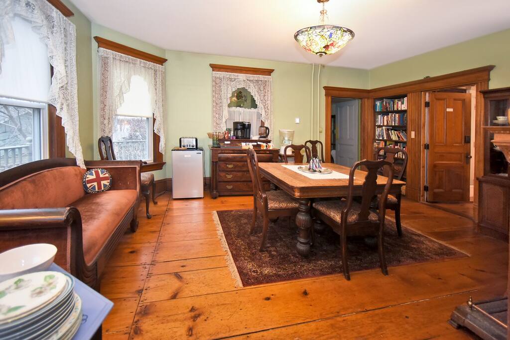 4-guests-2-bedrooms-full-queen-beds-rose-wisteria/