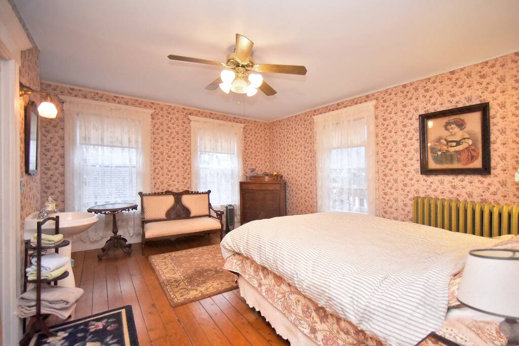 4-guests-2-bedrooms-full-queen-beds-rose-wisteria/