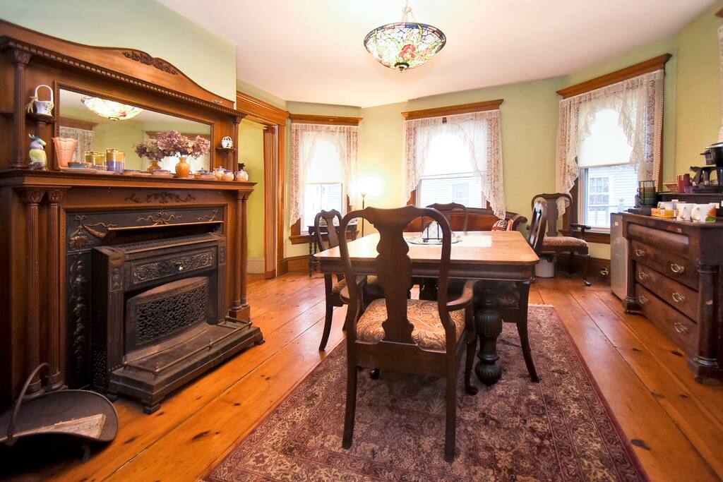 4-guests-2-bedrooms-full-queen-beds-rose-wisteria/