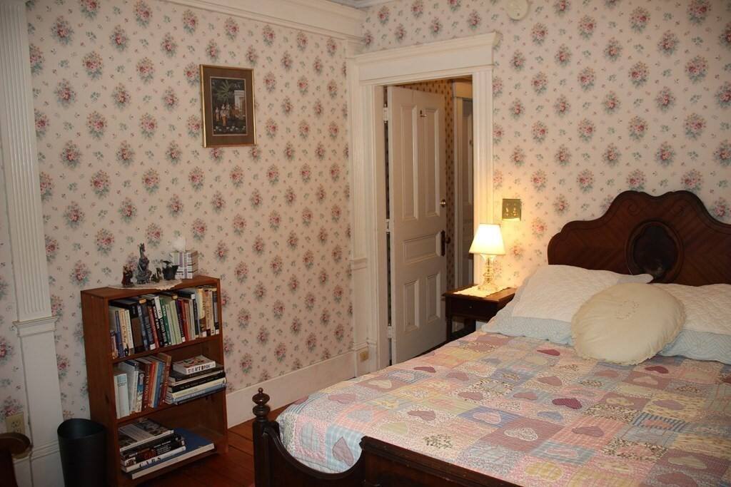 4-guests-2-bedrooms-full-queen-beds-rose-wisteria/