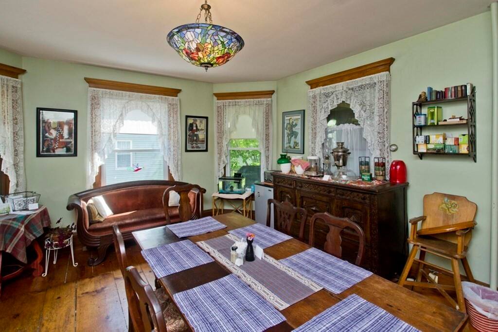 4-guests-2-bedrooms-full-queen-beds-rose-wisteria/