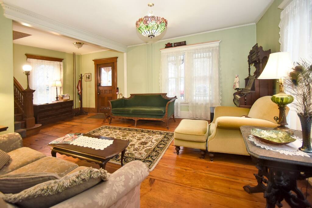 4-guests-2-bedrooms-full-queen-beds-rose-wisteria/