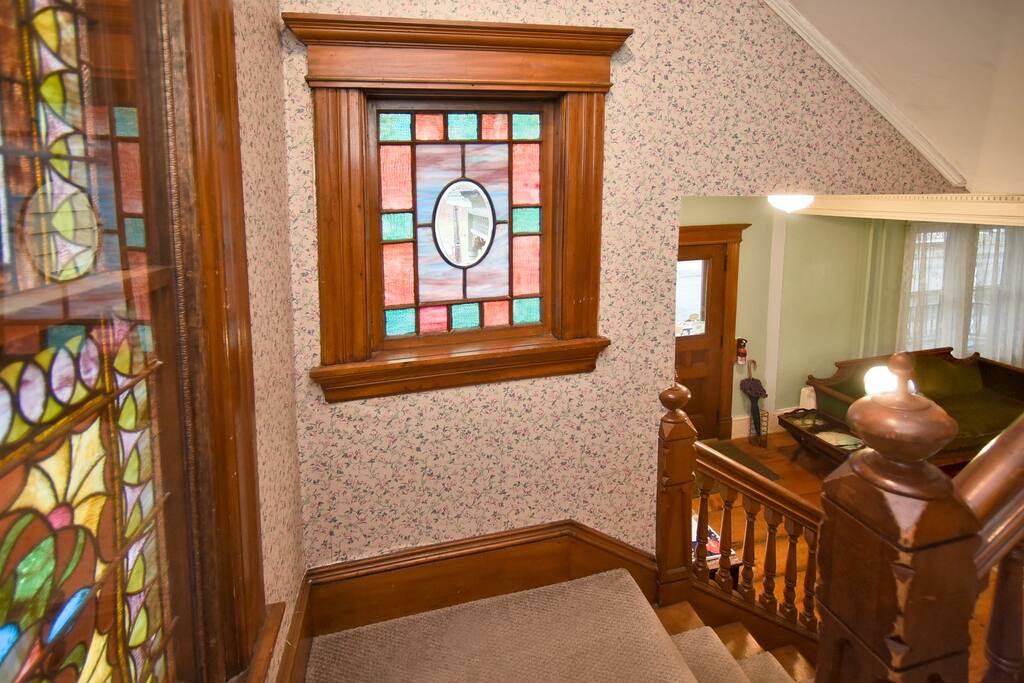 4-guests-2-bedrooms-full-queen-beds-rose-wisteria/