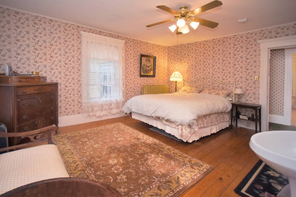 4-guests-2-bedrooms-full-queen-beds-rose-wisteria/
