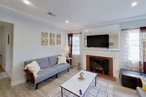 LIVING ROOM -- View 3D Virtual Tour of the Property Here: https://tinyurl.com/nhbvdey4