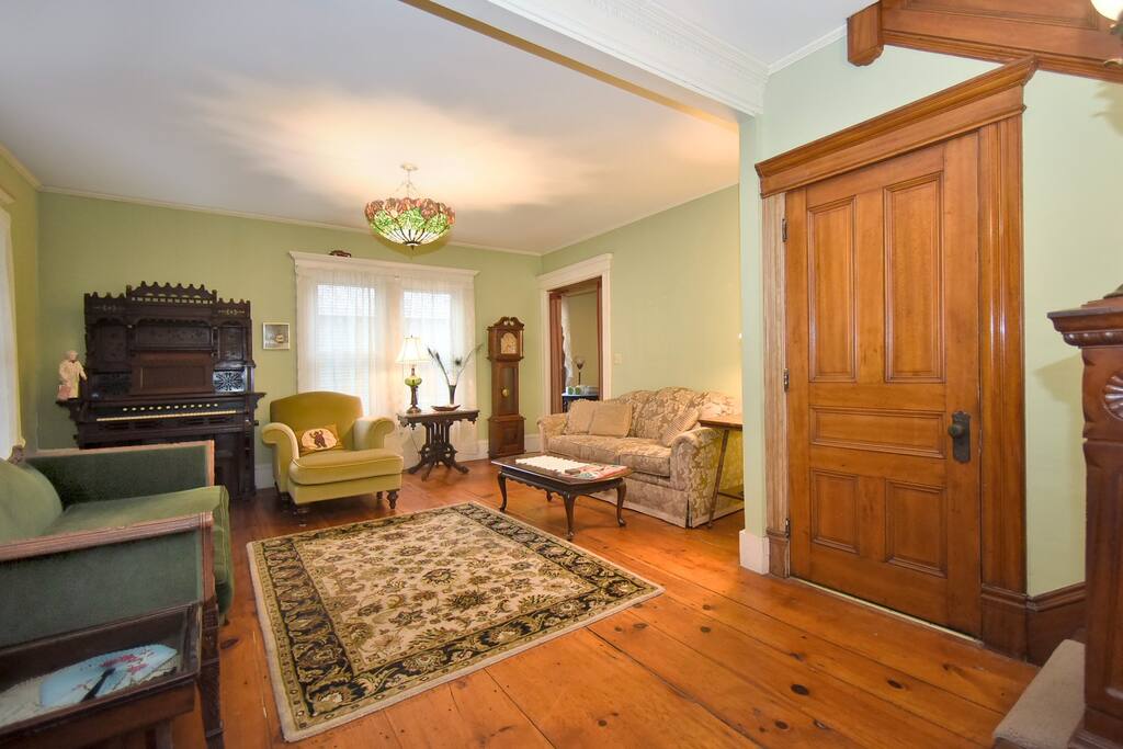 balcony-wist-4-guests-2-bedrooms-full-queen-bed/