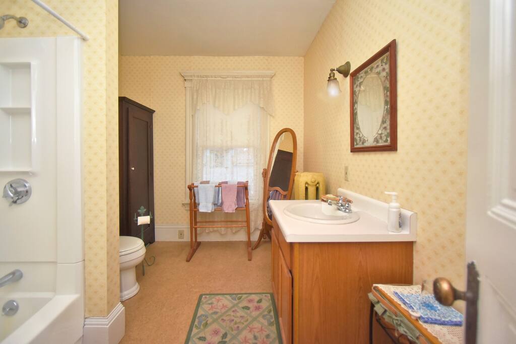 balcony-wist-4-guests-2-bedrooms-full-queen-bed/