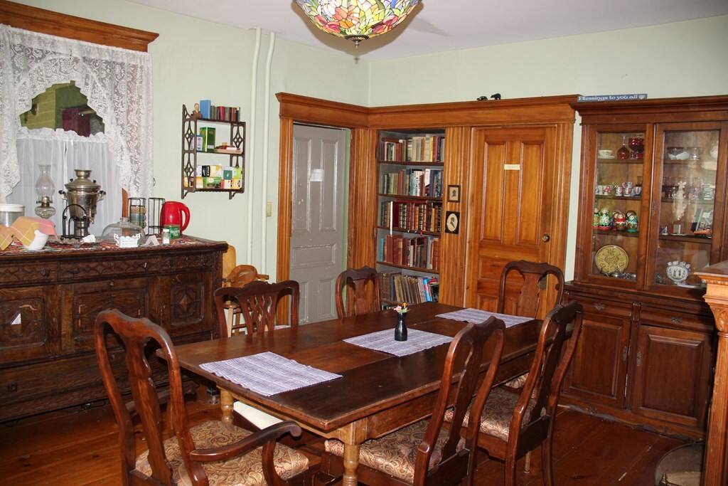 balcony-wist-4-guests-2-bedrooms-full-queen-bed/