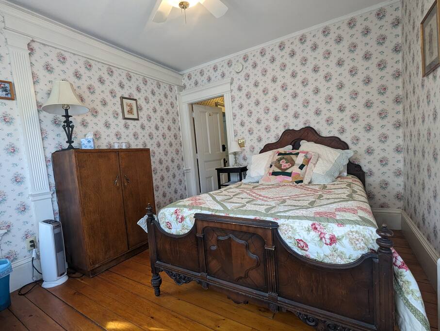 balcony-wist-4-guests-2-bedrooms-full-queen-bed/