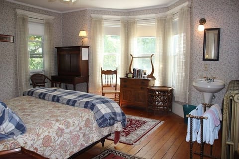 Balcony Queen+Wisteria Full-Size Beds to 4 guests