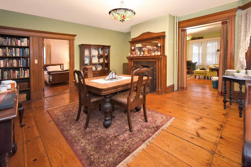 balcony-wist-4-guests-2-bedrooms-full-queen-bed/