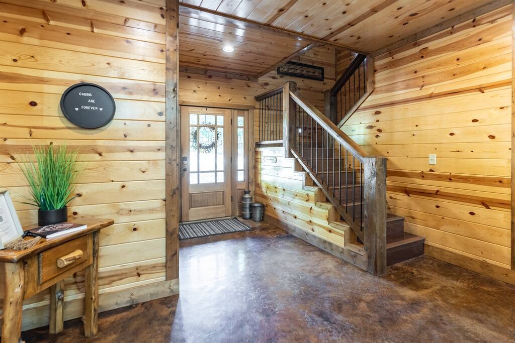 Staircase going to the 2nd floor - Serene 4BR Cabin | Broken Bow | Wi-Fi + TV - Broken Bow